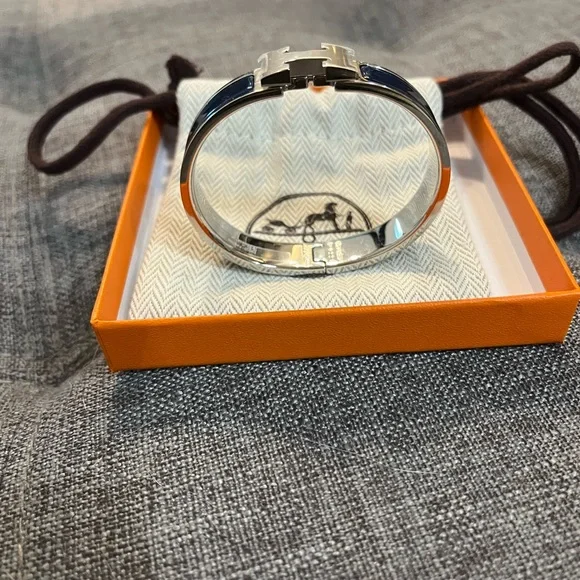 Brand new Click H Hermes bracelet (still has plastic wrapping on it) in box. - Picture 3 of 4